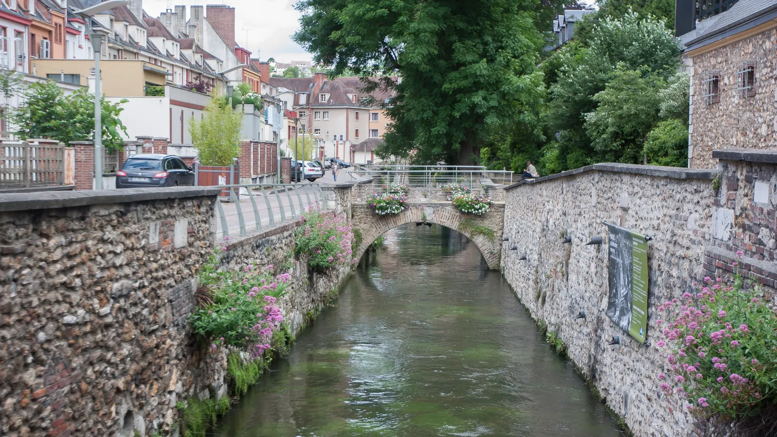 L'Iton et ses berges verdoyantes à Évreux